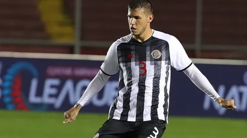 Juan Pablo Vargas dio negativo la prueba de Covid y esta misma tarde partió hacia Qatar (Fedefut CRC)