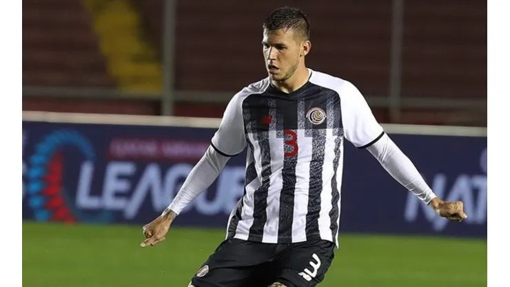 Juan Pablo Vargas dio negativo la prueba de Covid y esta misma tarde partió hacia Qatar (Fedefut CRC)