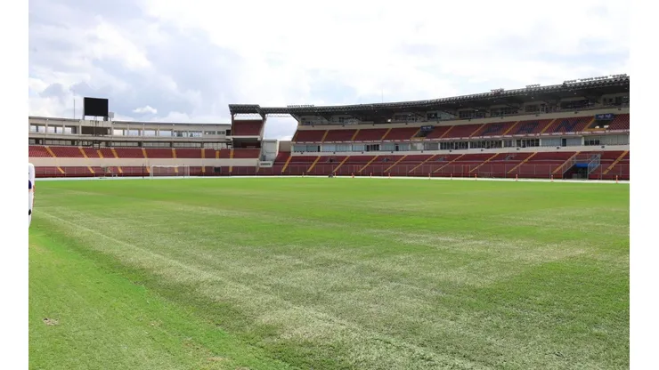Grama del Estadio Rommel Fernández en pésimo estado