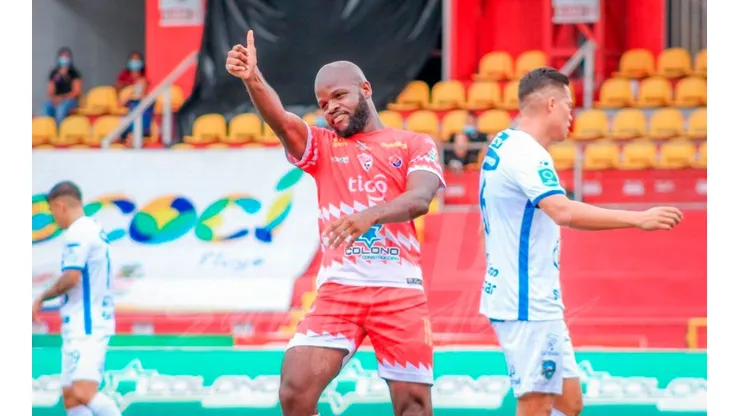 La importante oferta que tiene Javon East para irse del Santos.