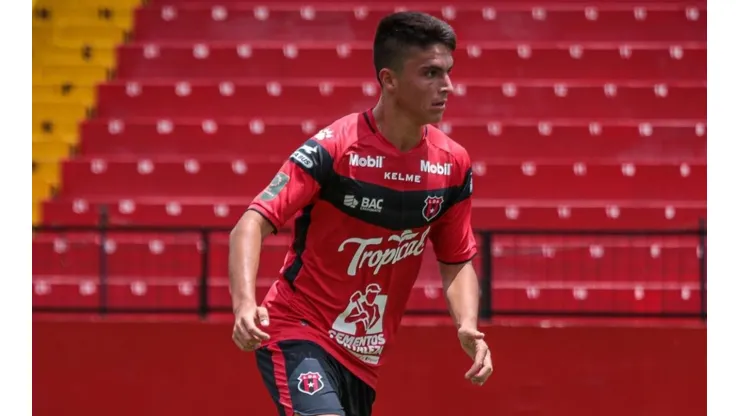 Santiago Van Der Putten ya debutó con el primer equipo de Alajuelense a sus 17 años (LDA)