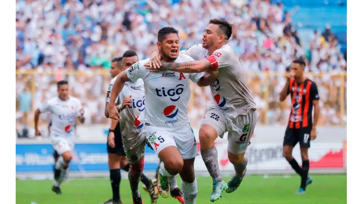 Alianza se proclamó bicampeón en El Salvador.