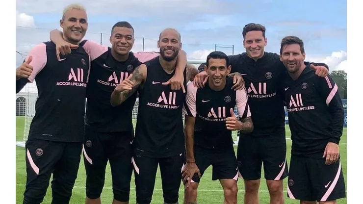Keylor Navas ve como se van sus compañeros del PSG