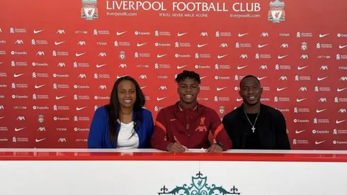 Hijo de Maynor Figueroa renueva su contrato con el Liverpool