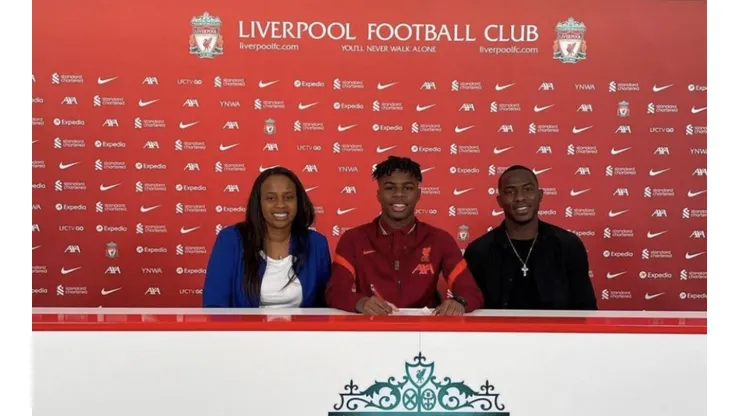 Hijo de Maynor Figueroa renueva su contrato con el Liverpool