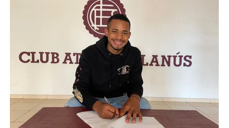 Cameron Johnson firmando su primer contrato profesional (Cameron Johnson, Instagram)