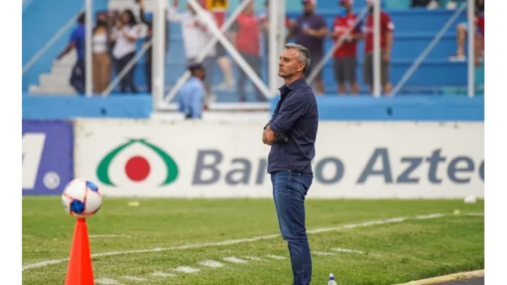 Pablo Lavallén en el centro de las críticas