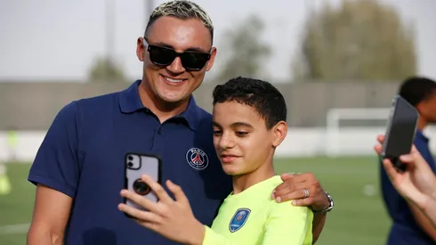Keylor Navas causa sensación en jóvenes de la academia del PSG en Qatar.