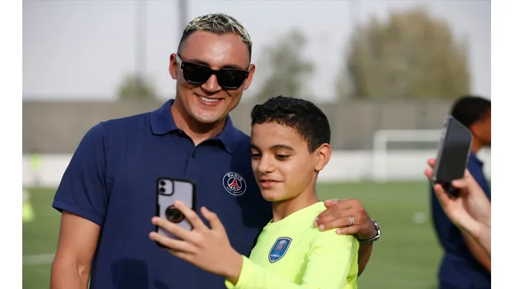 Keylor Navas causa sensación en jóvenes de la academia del PSG en Qatar.