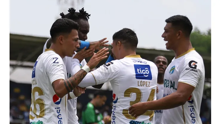 Comunicaciones golea a Santa Lucía en los cuartos de final [VIDEO]