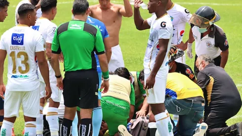 Jugador de Santa Lucía Cotzumalguapa se desploma en la cancha