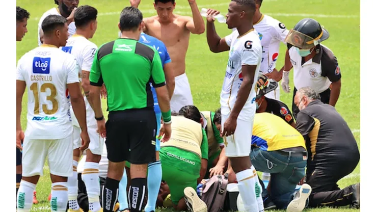 Jugador de Santa Lucía Cotzumalguapa se desploma en la cancha