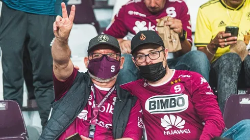 Aficionados del Saprissa portando su mascarilla (Saprissa)