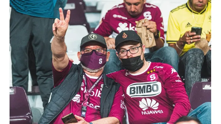 Aficionados del Saprissa portando su mascarilla (Saprissa)