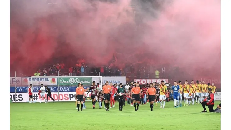 Alajuelense recibió sanciones por el uso de bombas de humo (LDA)