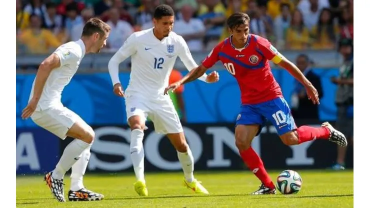 Bryan Ruiz ante Inglaterra en el Mundial de Brasil 2014