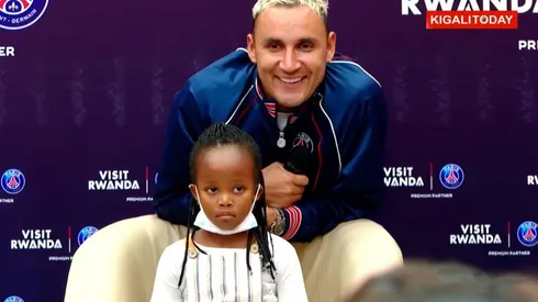 Keylor Navas y un momento tierno en Ruanda