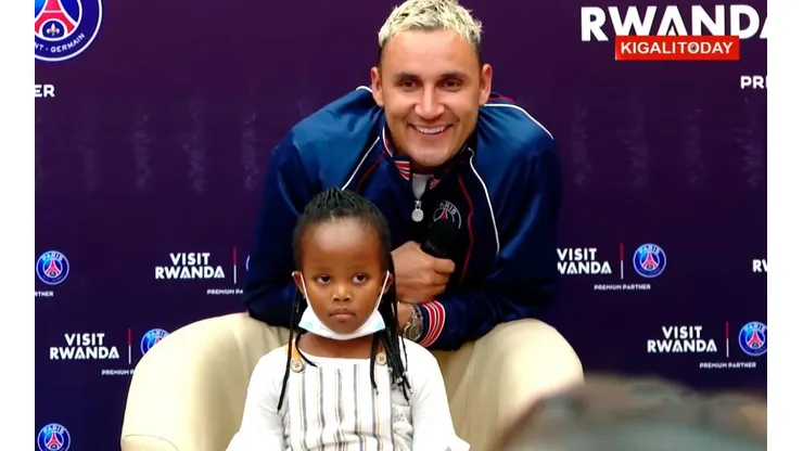Keylor Navas y un momento tierno en Ruanda