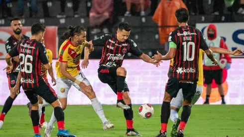 José Miguel Cubero (LDA) fue la figura del partido este domingo: Provocó el penal, evitó el segundo gol florense y anotó en el último minuto para cerrar la victoria manuda (LDA)