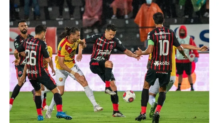 José Miguel Cubero (LDA) fue la figura del partido este domingo: Provocó el penal, evitó el segundo gol florense y anotó en el último minuto para cerrar la victoria manuda (LDA)