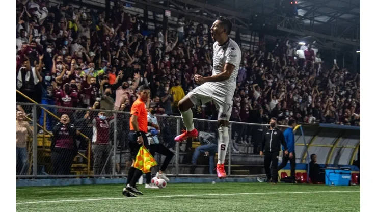 Andy Reyes convertido en figura morada, celebra su gol ante Guadalupe (Saprissa)