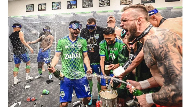 Alex Roldán festejó dentro del vestuario