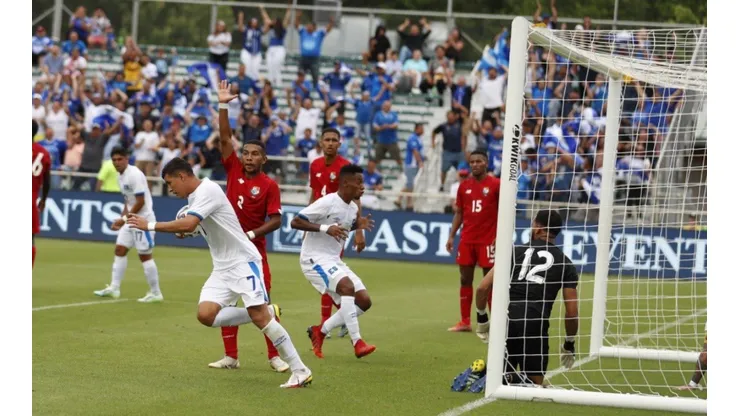 El Salvador vence a Panamá en un partido que fue suspendido por tormenta eléctrica [VIDEO]