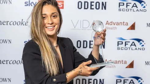 Priscilla Chinchilla recibe premio como la Mejor Jugadora de Año en Escocia (PFA Scotland)