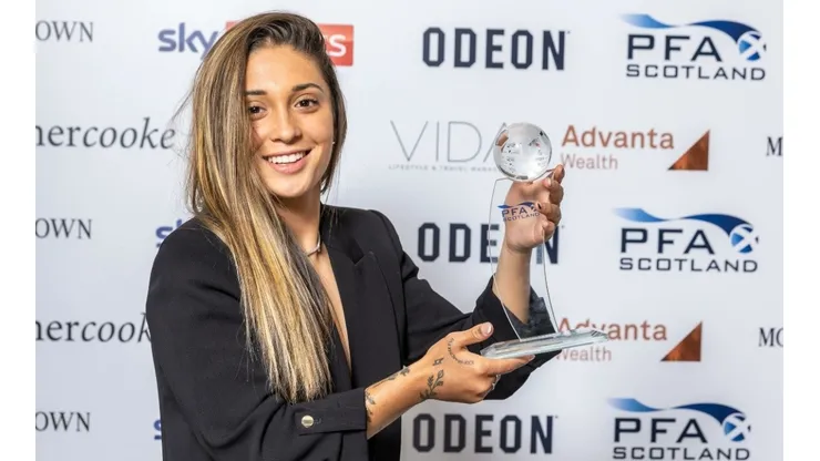 Priscilla Chinchilla recibe premio como la Mejor Jugadora de Año en Escocia (PFA Scotland)
