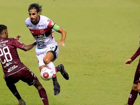 Bryan Ruiz reconoció un bloqueo mental cada vez que enfrentan a Saprissa
