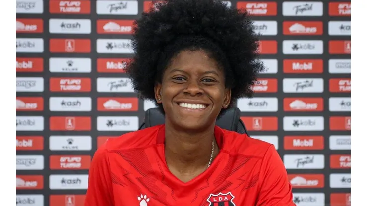 Natalia Mills renueva con LD Alajuelense