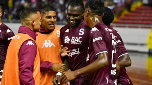 Compañeros de equipo llegan a celebrar con Aubrey David, quien jugó un gran partido este miércoles (Saprissa Oficial)