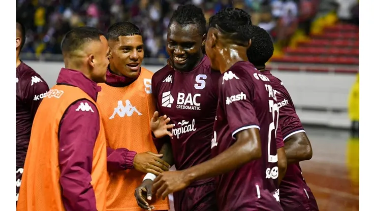 Compañeros de equipo llegan a celebrar con Aubrey David, quien jugó un gran partido este miércoles (Saprissa Oficial)