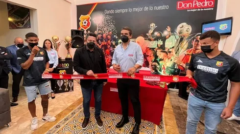 Jafet Soto y personeros del patrocinador estuvieron presentes en la inauguración del inmueble (CSH Oficial)