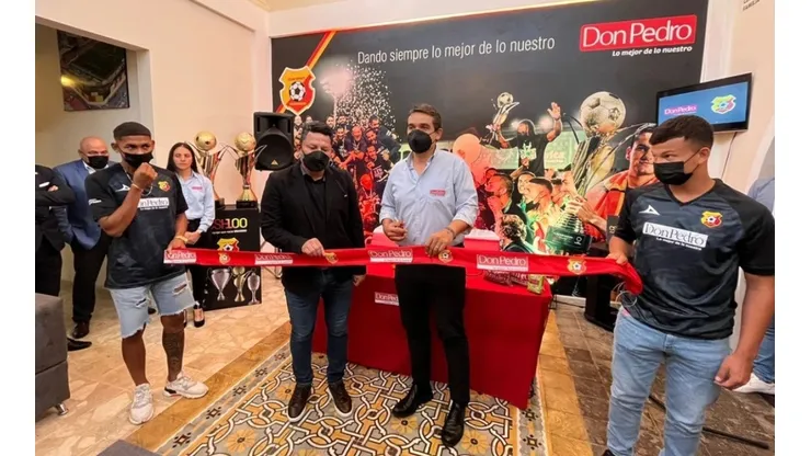 Jafet Soto y personeros del patrocinador estuvieron presentes en la inauguración del inmueble (CSH Oficial)