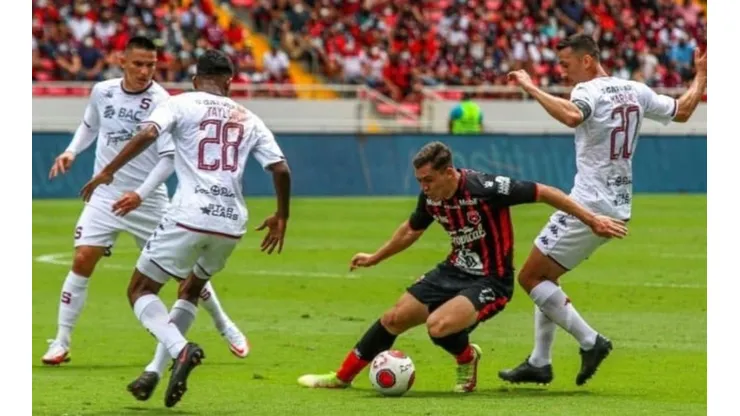 Carlos Mora eludiendo rivales durante el último clásico (LDA Oficial)