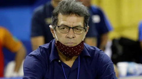 Hugo Pérez muy enojado por la derrota de El Salvador