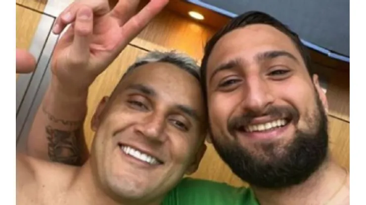 Keylor Navas y Gianluigi Donnarumma celebran el título del PSG