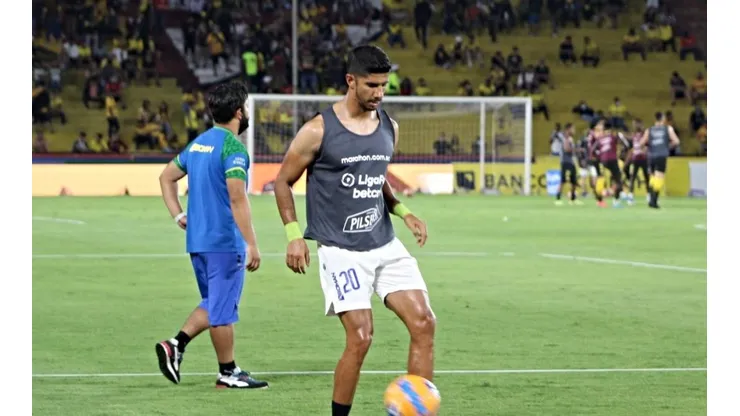Gerardo Gordillo recibió primer premio en Ecuador tras vencer a Barcelona