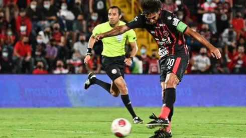 Bryan Ruiz anotó por partida doble y realizó un juego brillante este martes ante PZ (LDA Oficial)