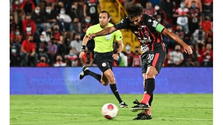 Bryan Ruiz anotó por partida doble y realizó un juego brillante este martes ante PZ (LDA Oficial)