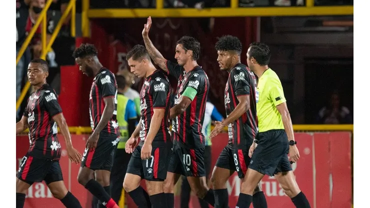 Bryan Ruiz sufre mucho para jugar