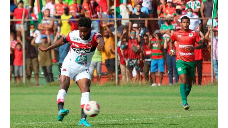 Freddy Góndola se despachó con doblete en victoria de Alajuelense.