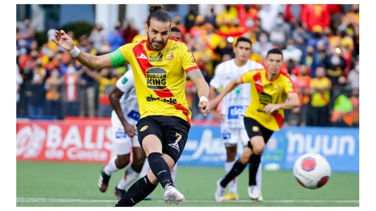 Yendrick Ruiz pudo el segundo del herediano por la vía de penal (CSH Oficial)