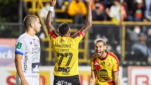 José Guillermo Ortiz se reencontró con el gol y aquí lo festeja con su compañero Yendrick Ruiz (CSH Oficial)