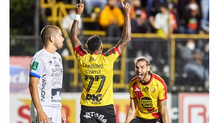 José Guillermo Ortiz se reencontró con el gol y aquí lo festeja con su compañero Yendrick Ruiz (CSH Oficial)