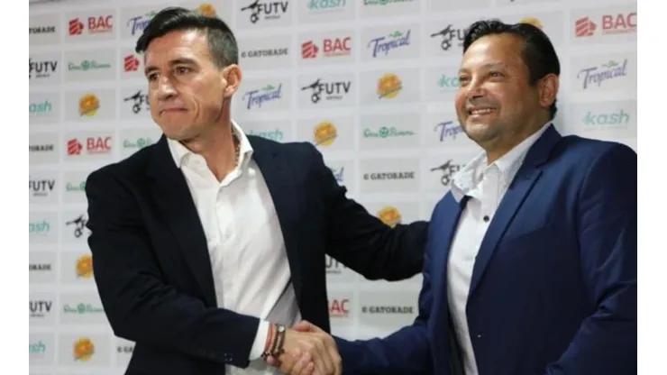 Ángel Catalina, gerente deportivo de Saprissa presentando oficialmente a Jeaustin Campos como el nuevo DT del club (Saprissa Oficial)