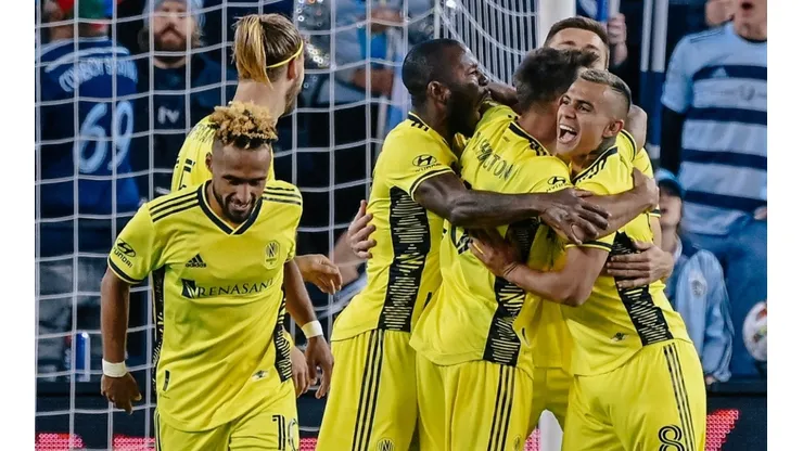 Randall Leal festeja junto a sus compañeros la anotación de su club (Nashville SC Oficial)