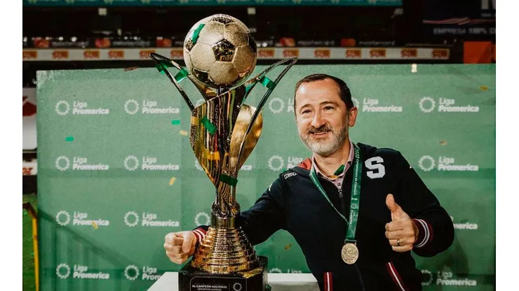 Juan Carlos Rojas presume 10 títulos en 9 años ante crisis de resultados en Saprissa.