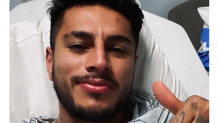 Ronald Matarrita en el hospital, luego de la cirugía realizada en su pie (Ronald Matarrita, Instagram)